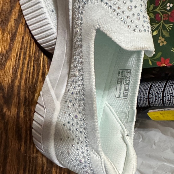 Elegant White Slip-On Sneakers for Women - Picture 4 of 10